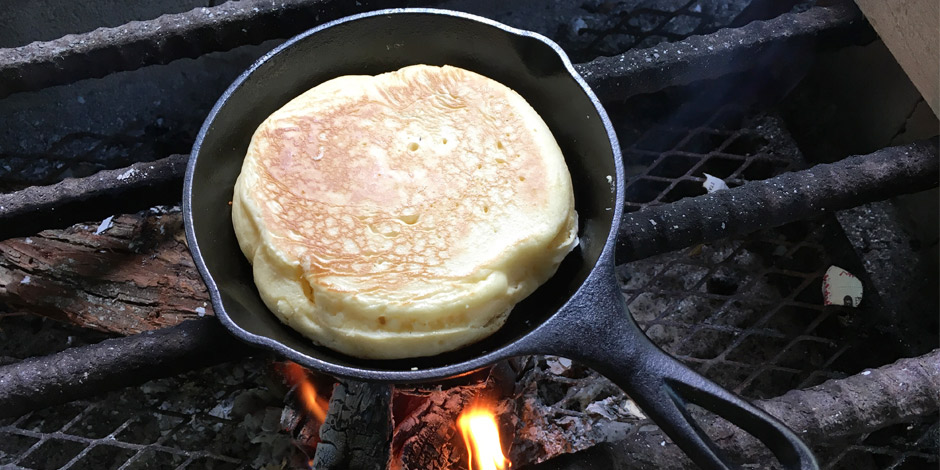 キャンプ朝ごはんはロッジ スキレットでふわふわホットケーキ プロキッチン ブログ