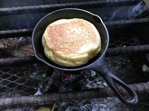 キャンプ朝ごはんはロッジ スキレットでふわふわホットケーキ プロキッチン ブログ