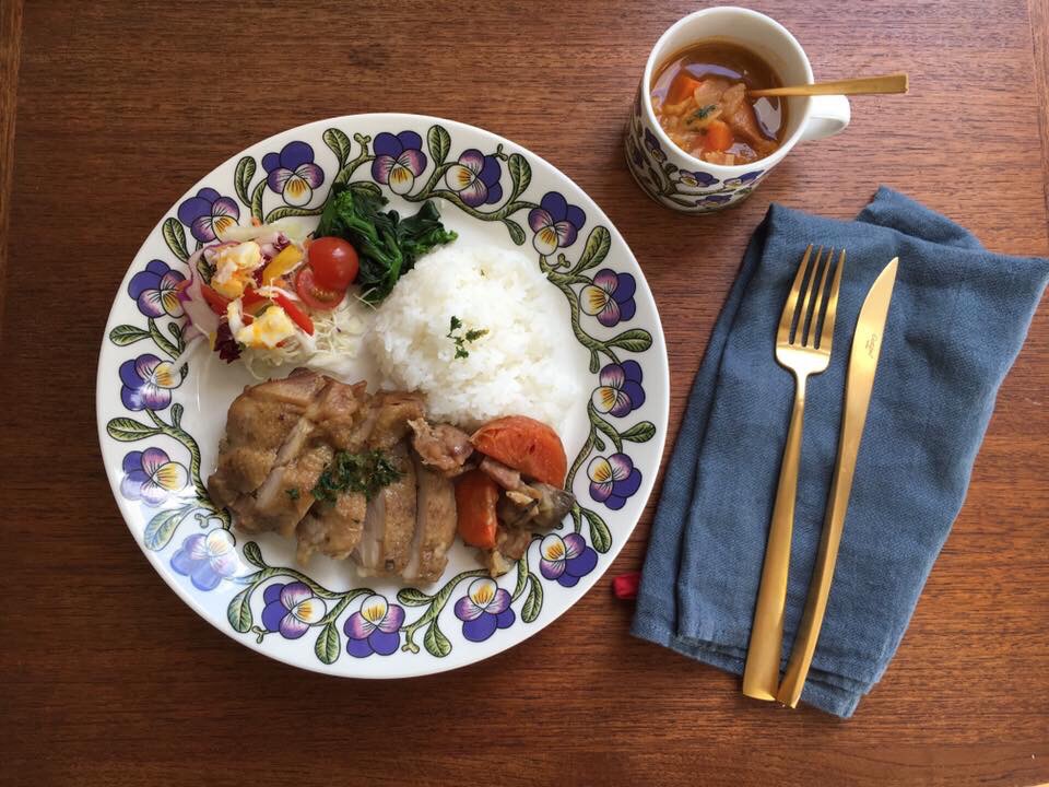 春の花、スミレを食卓に