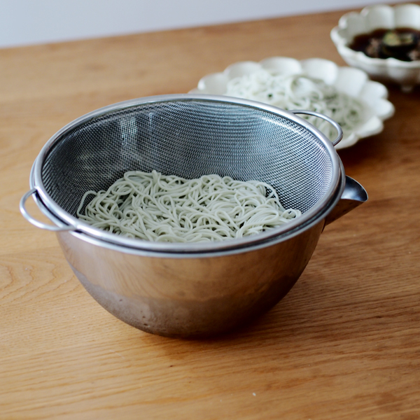 【夏の知恵袋】冷たい麺類に横口ざるボール