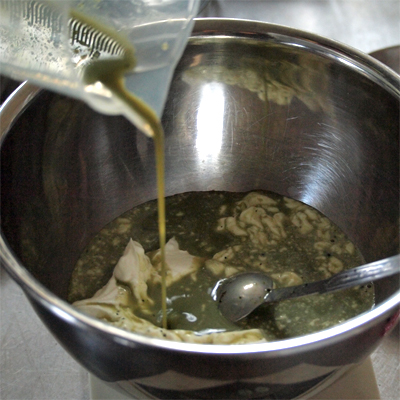 まずは、一番下になる抹茶から作ります。
砂糖40g、ゼラチン5g、抹茶小さじ1を混ぜ、牛乳100ccを注ぎレンジ600Wで50秒程。人肌に温め、混ぜたら③に入れ混ぜる。ボデガ4個に等分に入れる