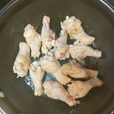手羽元に塩を振り、フライパンで軽く焦げ目をつけます。肉の旨みを閉じ込めるためなので中まで火が通らなくても大丈夫。