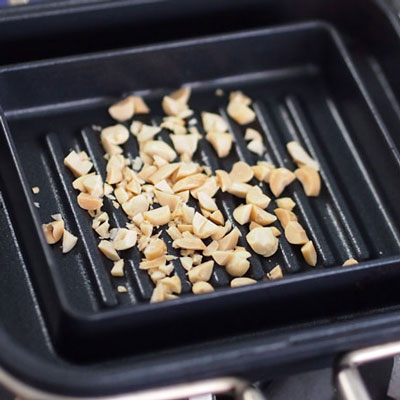ホットサンドを作ります。
ホットパンを温め、細かく切ったピーナッツをカリっとするまで炒る