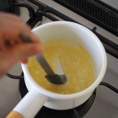 ベジャルメソースを作ります。
鍋にバターと小麦粉を入れ、弱火で炒める