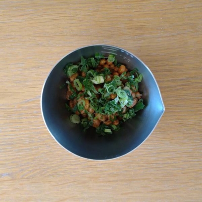 納豆に付属のたれと万能ねぎを混ぜます。(からしはお好みで)
