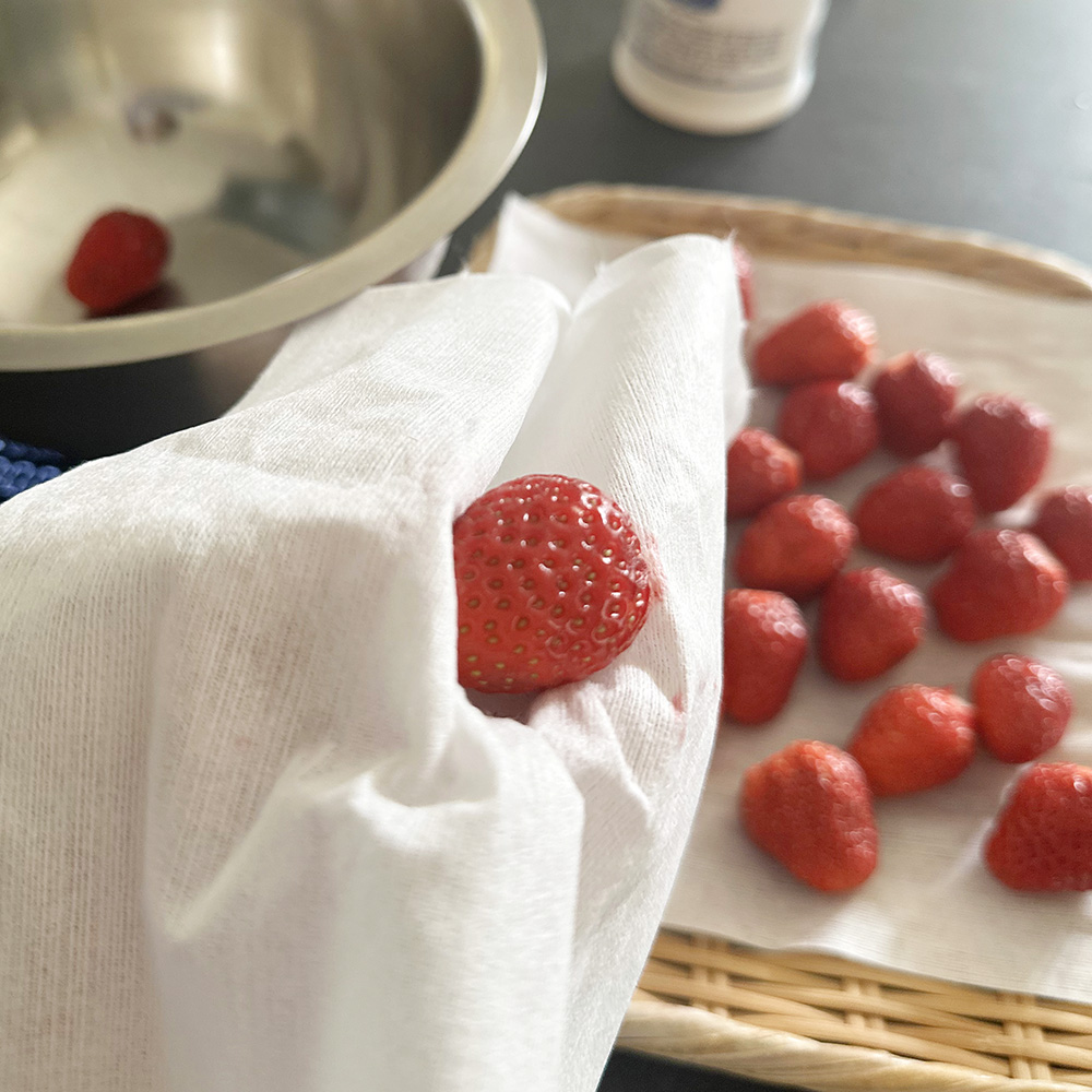 苺は洗ってヘタを取り、水分をしっかり拭き取ります。