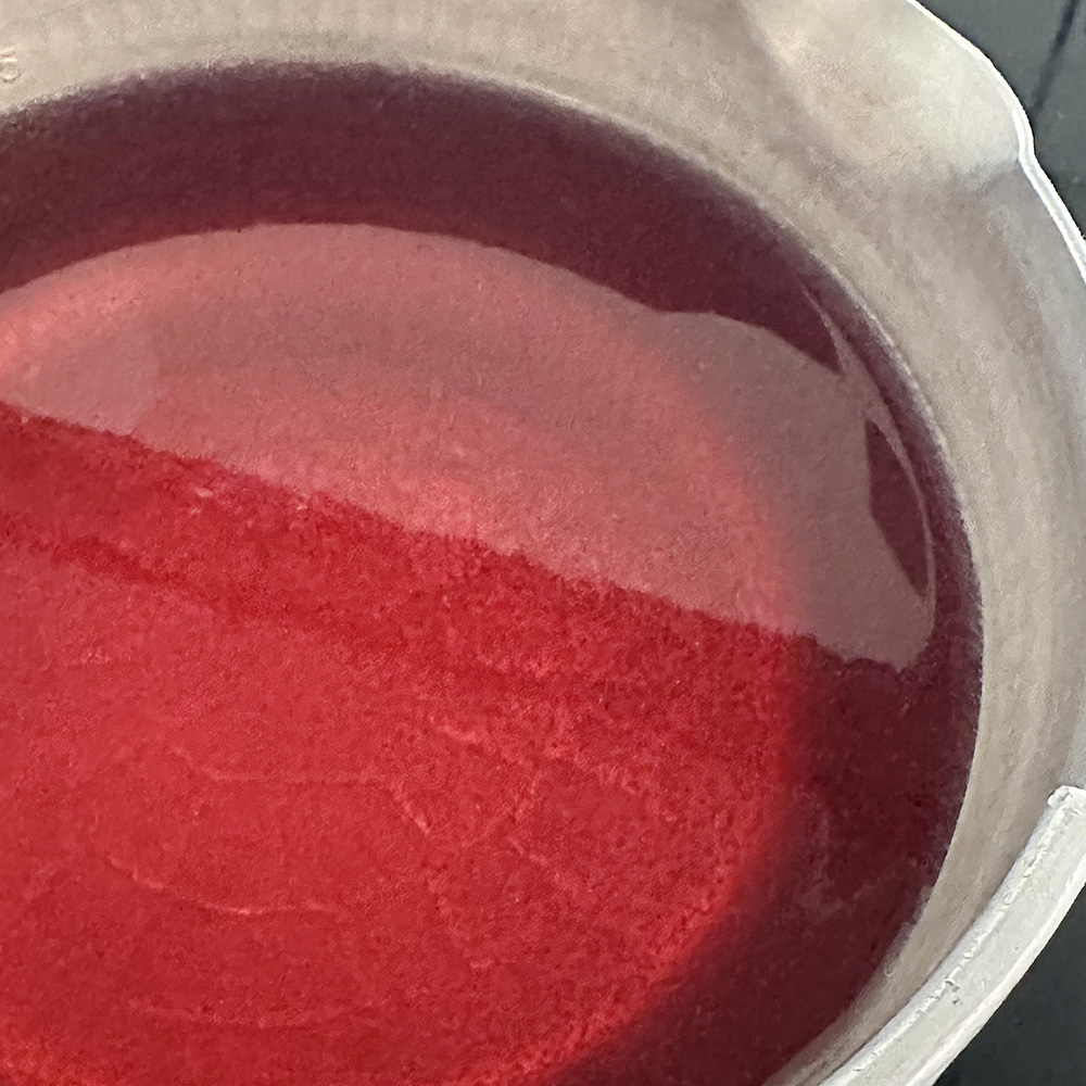 漉したシロップを小鍋に移し、中火で熱します。沸々と泡が出てきたら弱火にし、1分ほど加熱します。加熱されると色が一段鮮やかに。
グツグツはNG。苺の香りは揮発性なのであまり火を入れないように。