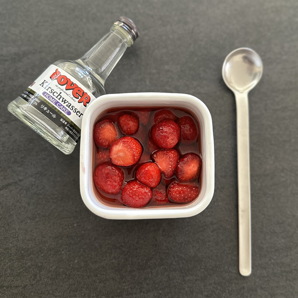 【いちごマリネ】苺の盛りに出てくる、小さくて小粒な苺がお手頃に売っていたら「いちご水で一晩マリネ」をお試しください。酸味と甘味にメリハリが出て美味しいです。キルシュがあれば香りづけに加えます。