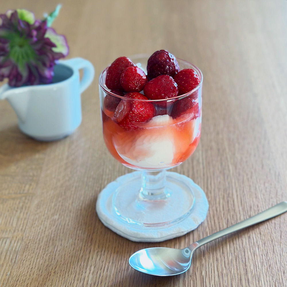 いちごマリネを甘さ控えめの牛乳寒天にたっぷり添えればお口いっぱい春！