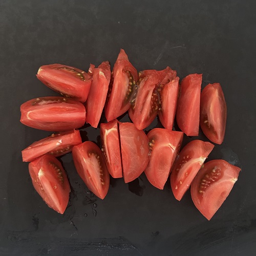 トマトは皮をむかず8等分にします。形が崩れやすいのでトマトが小さい場合は大きめに切ってください。