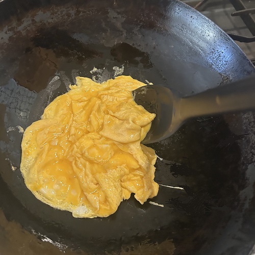 泡だて器でよく混ぜた卵をよく熱した中華鍋に入れて半熟状にさっと炒めて取り出しておきます。
