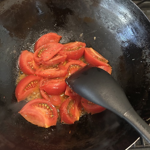 トマトはしっかり火を通してとろとろにするか、さっと加熱してさっぱり仕上げるかはお好みで。塩コショウで味を付けます。