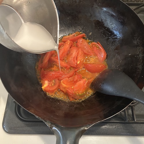 水時片栗粉をまんべんなく流し入れ弱火で加熱。