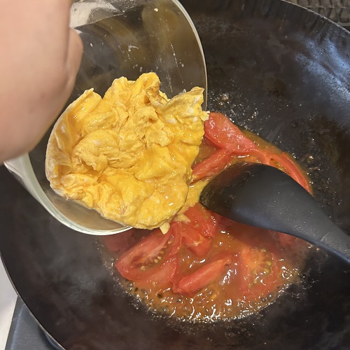 とろみがついたら、取り置きの卵をいれて軽く混ぜ合わせたら出来上がり！