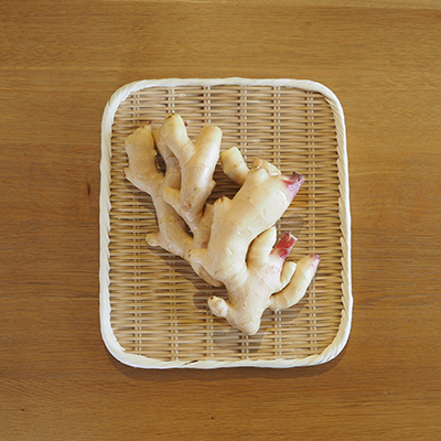 新生姜を用意します。この塊で醤油煮と甘酢漬けを作っていきます。