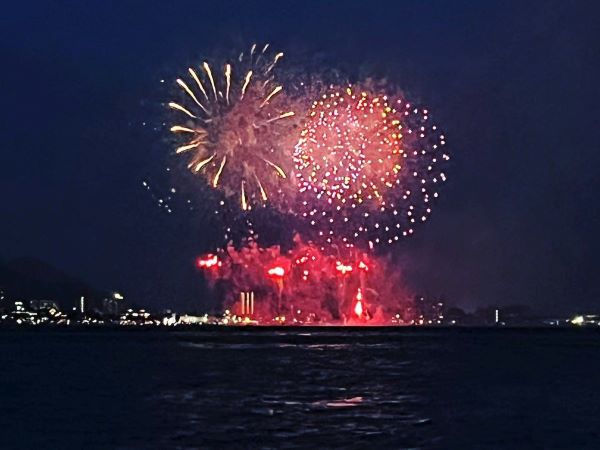 4年ぶりの湖上花火大会は寒かった